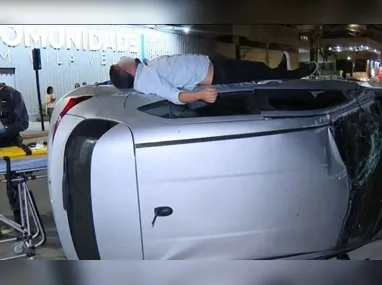 Imagem ilustrativa da imagem VÍDEO: carro capota, motorista admite consumo de álcool e deita sobre veículo no ES