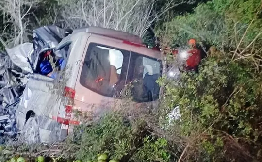 Imagem ilustrativa da imagem Caminhão invade contramão e provoca morte de 16 pessoas da mesma família na BA