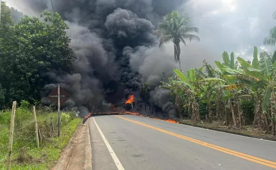 Imagem ilustrativa da imagem VÍDEO: Caminhão-tanque tomba, pega fogo e interdita rodovia em Alfredo Chaves