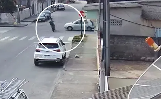 Imagem ilustrativa da imagem VÍDEO: adolescente de bicicleta elétrica é arremessado em acidente no ES