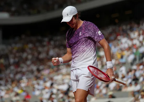 Imagem ilustrativa da imagem Após quase 5 horas de jogo, João Fonseca conquista vitória histórica sobre Djokovic