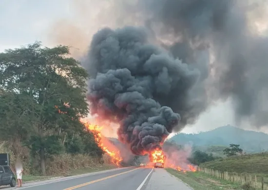 Imagem ilustrativa da imagem Prejuízo de incêndio em cegonha com elétricos pode passar de R$ 2 milhões