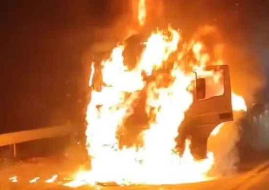 Imagem ilustrativa da imagem BR-101 fica totalmente interditada após carreta pegar fogo em Anchieta