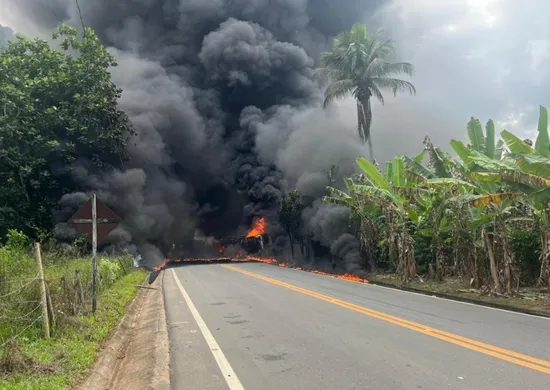 Imagem ilustrativa da imagem VÍDEO: Caminhão-tanque tomba, pega fogo e interdita rodovia em Alfredo Chaves