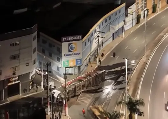 Imagem ilustrativa da imagem Caminhoneiro morre após perder o controle de carreta e cair de viaduto em Cariacica