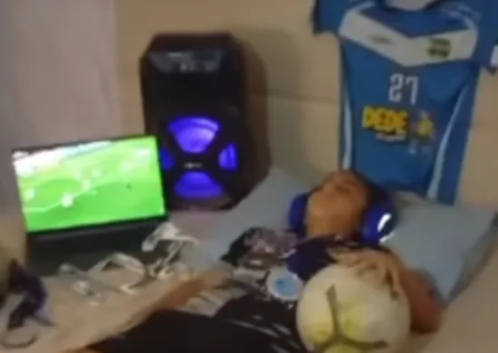 Imagem ilustrativa da imagem Capixaba apaixonado por futebol encanta a web ao "dormir pronto para jogo"