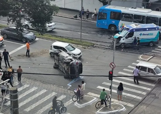 Imagem ilustrativa da imagem Carro capota após ser atingido por ambulância na Reta da Penha, em Vitória