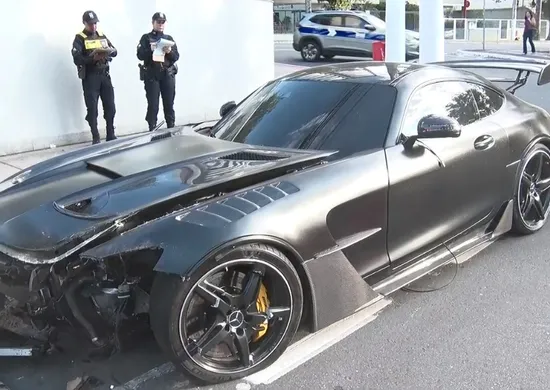Imagem ilustrativa da imagem Carro de luxo avaliado em R$ 900 mil é abandonado após acidente na Praia do Canto
