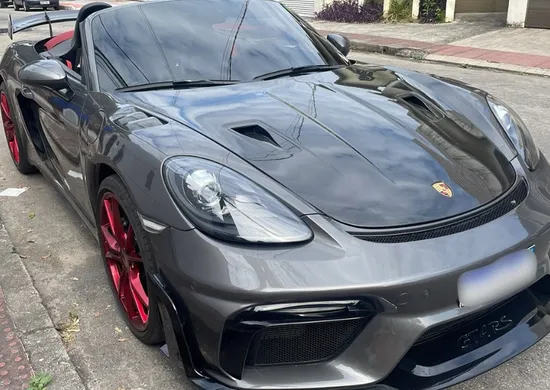Imagem ilustrativa da imagem Homem é preso por suposto envolvimento em sequestro e roubo de Porsche em Vitória