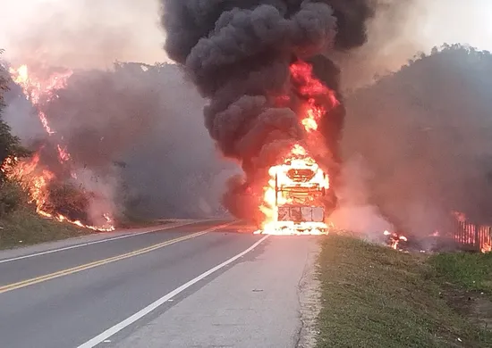 Imagem ilustrativa da imagem Incêndio em caminhão cegonha com carros elétricos interdita trânsito na BR-101