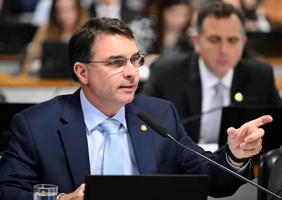 Imagem ilustrativa da imagem Flávio Bolsonaro tem filiação ao PL retomada pelo TSE