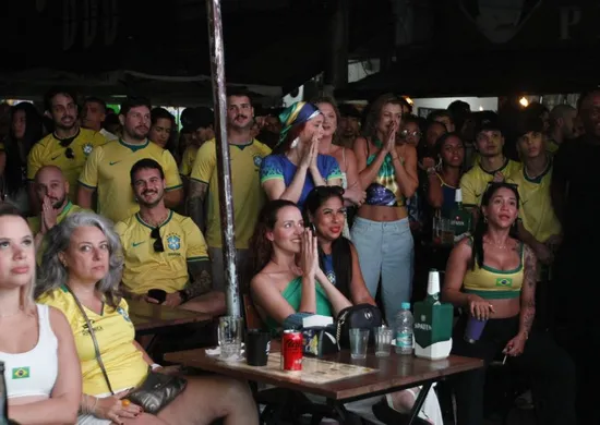 Imagem ilustrativa da imagem Torcida veste verde e amarelo, mas Brasil se despede da Copa após derrota