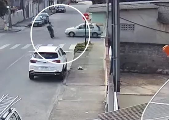 Imagem ilustrativa da imagem VÍDEO: adolescente de bicicleta elétrica é arremessado em acidente no ES
