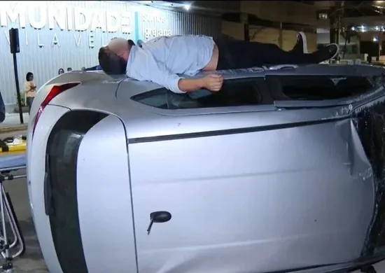 Imagem ilustrativa da imagem VÍDEO: carro capota, motorista admite consumo de álcool e deita sobre veículo no ES