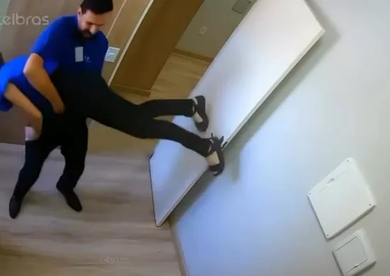 Imagem ilustrativa da imagem Vídeo de manobra de desengasgo "inusitada" em empresa do ES viraliza nas redes