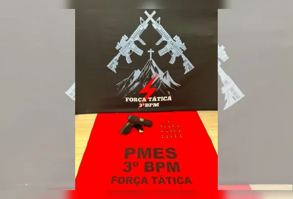 Com o homem, foi apreendida uma pistola Taurus G3, calibre 9mm, além de 16 munições intactas durante, na Praça João Acacinho, no centro da cidade, na noite de sábado (25).