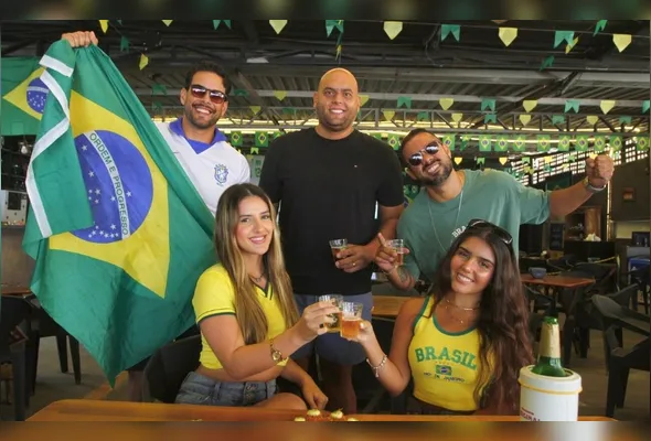 Edson júnior, Thaynan, Alex, Gabriela e Ana Carolina no Bar dos Meninos, em Vila Velha, que  está com tudo pronto para o jogo. A lotação da casa está completa desde quinta