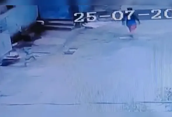 Idoso teria buscado uma arma no interior da residência dele e atirado no pai das crianças que brincavam na rua.