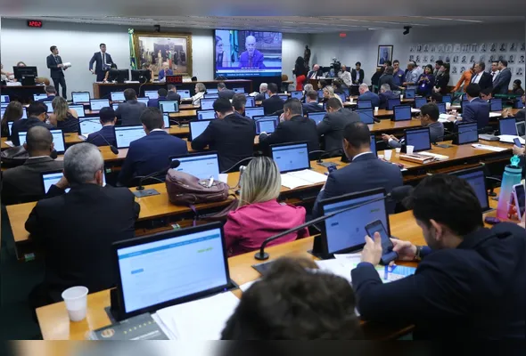 Proposta que fixa a maioridade em 16 anos volta à pauta nesta quarta (10) e divide deputados na comissão.
