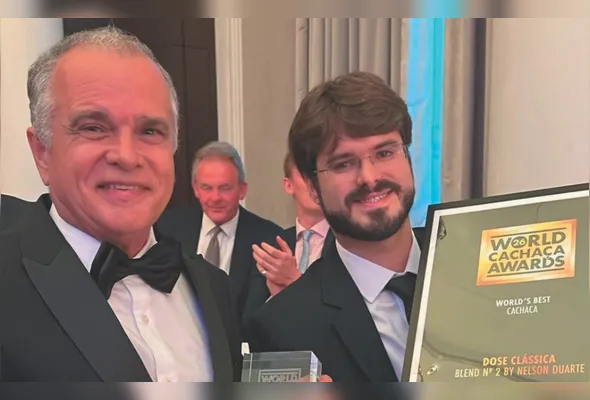 Ralph Ferreira Junior, proprietário da Dose Clássica, e o filho Rodolpho Nolasco, que o auxilia na produção da cachaça