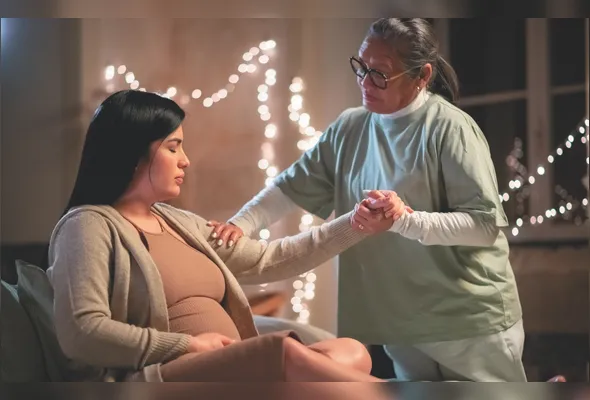Doula em atendimento à gestante: crescimento da profissão está relacionado
à busca por partos mais humanizados