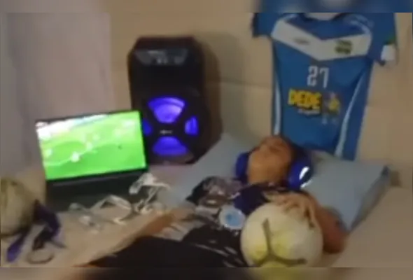Conhecido como "Tsubasa", o pequeno Oliver encantou a web ao aparecer uniformizado e pronto para acompanhar uma partida
