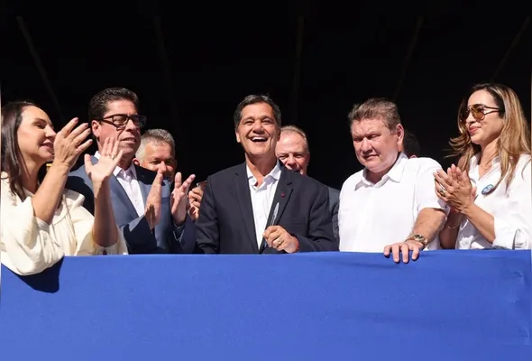Governador Ricardo Ferraço e o prefeito de Cariacica, Euclério Sampaio, fizeram o anúncio antes do desfile em comemoração ao aniversário da cidade