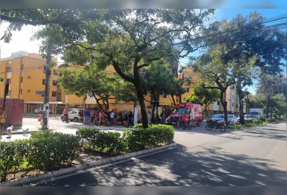 Na foto os dois jovens foram socorridos e levados para o hospital. Motorista fez teste do bafômetro, que deu negativo.
