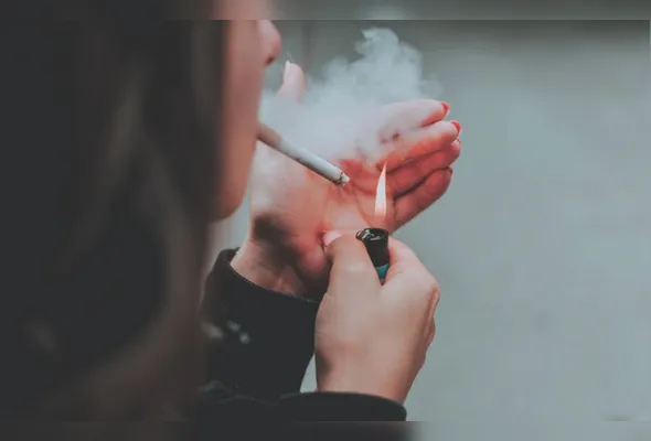 Mulher fumante: cigarro pode causar câncer, hipertensão e AVC