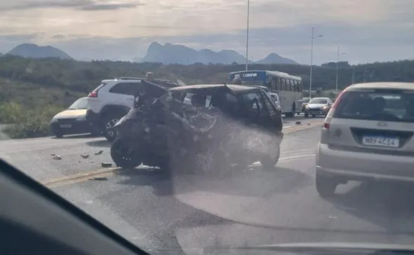 Imagem ilustrativa da imagem Colisão frontal entre dois carros deixa um morto e dois feridos na Serra