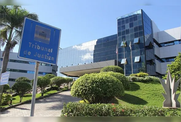 Vestimenta adequada e compatível com o ambiente das dependências do Poder Judiciário ainda é necessária