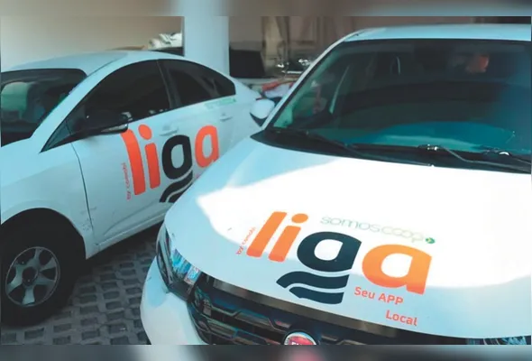 Carro com logomarca da Liga Coop: aplicativo da cooperativa  deve passar a funcionar 30 dias depois da fundação