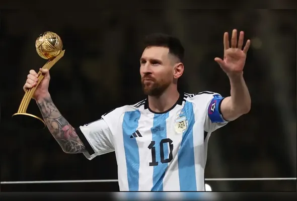 Lionel Messi recebe a Bola de Ouro de melhor jogador da Copa do Mundo de 2022