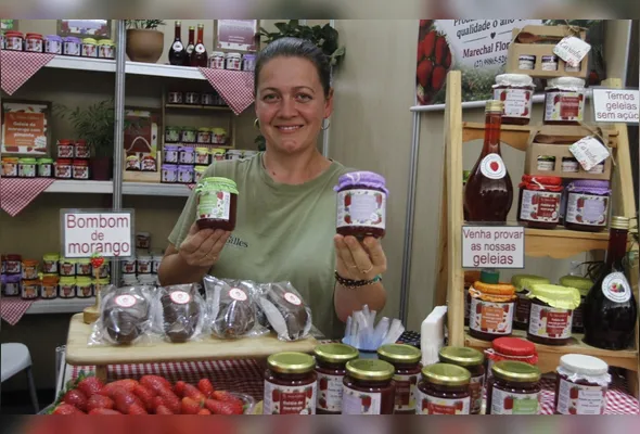 A produtora rural Tatiane Gilles levou para a feira as geleias de morango com lavanda e manjericão produzidas na propriedade rural da família, em Marechal Floriano.