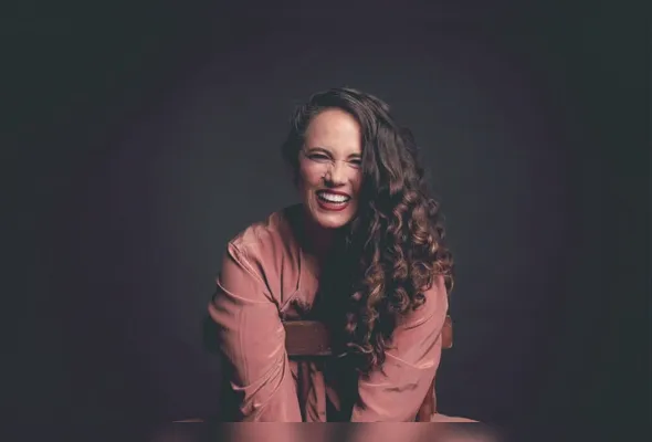 A cantora Tiê fecha a 31ª edição do festival com show no dia 19, às 22h30