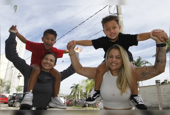 Carla e Audrey celebram a maternidade ao lado dos filhos Rick e Davi, adotados há oito meses em Cariacica
