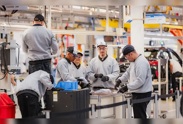 Funcionários na linha de produção da GWM no Brasil: a estimativa é iniciar a produção dos primeiros veículos no Espírito Santo em 2029