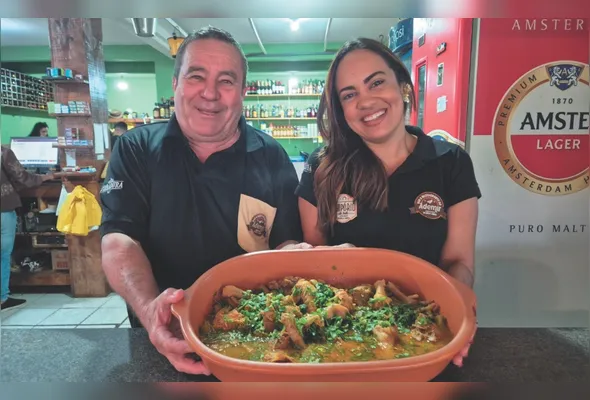 O empresário Ademir Costa e a filha,  Lara Gomes Costa, mostram a famosa galinha caipira, tradição do bar