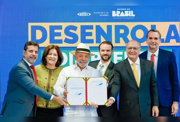 Lula, Durigan e Alckmin em meio a membros do governo no lançamento do programa Desenrola Adimplentes