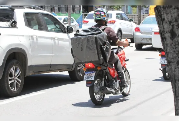Motociclista entregador: medida do governo federal  mira profissionais sem vínculo formal de emprego