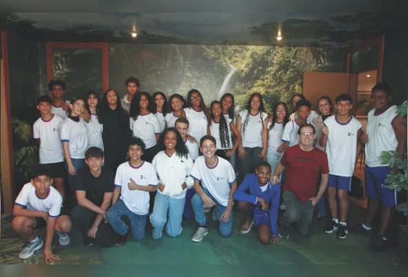 Alunos da EMEF Adão Benezath, de Vitória, que participam do projeto, durante visita à sede da Rede Tribuna