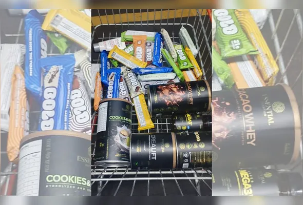 Nas imagens de videomonitoramento, é possível ver o homem colocando os itens em uma sacola, que estava dentro de um carrinho de compras, na tarde de segunda-feira (27).