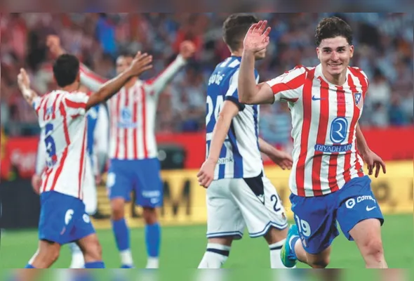 Julián álvarez comemora seu gol na final da Copa do Rei deste ano. O atacante argentino é um dos nove jogadores que atuam pela equipe do Atlético de Madri