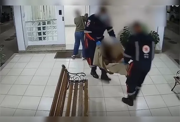 Idosa foi resgatada debilitada por equipes do corpo de bombeiros