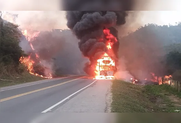 Imagem ilustrativa da imagem Incêndio em caminhão cegonha com carros elétricos interdita trânsito na BR-101