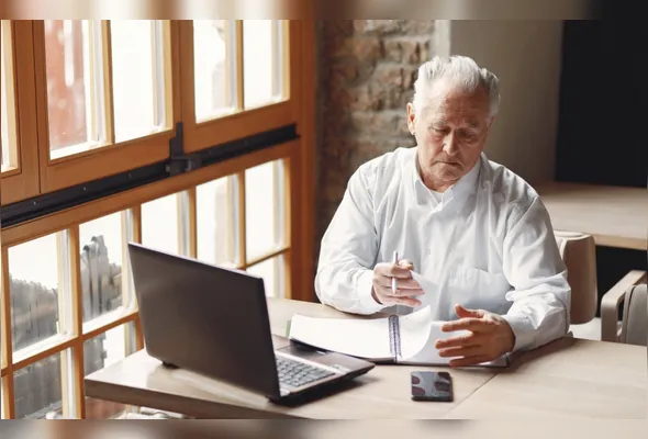 Mais da metade dos trabalhadores com 60 anos ou mais atua na informalidade, segundo levantamento da Nexus