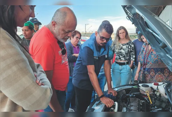 Alunos vão poder observar mecânico demonstrar como manusear equipamentos e reparar veículos