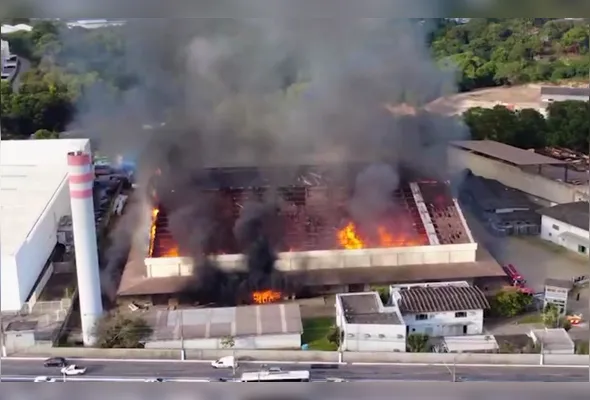 O incêndio começou por volta 
das 6h30, no galpão do Arquivo Geral do Tribunal de Justiça do Espírito Santo (TJES), em Jardim Limoeiro, na Serra