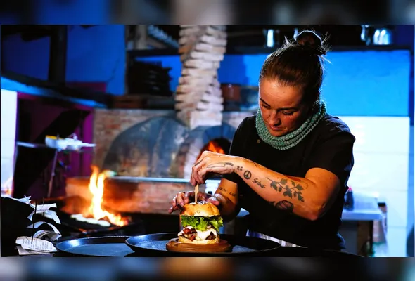A chef Bárbara Rossi é responsável pelo preparo das delícias servidas no Restaurante Flores e Sabores