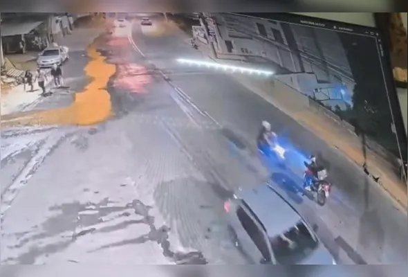 Pelas imagens, é possível ver quando o motociclista tenta ultrapassar um veículo sobre a faixa contínua.